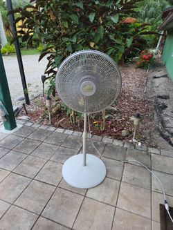 LASKO OSCILLATING PEDESTAL FAN.