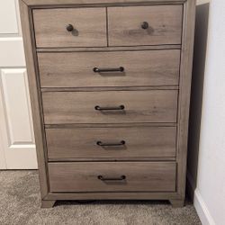 Grey Woody Dresser