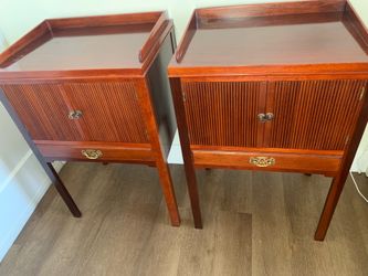 A pair ofMid-20th Century Baker Furniture Chippendale style mahogany nightstand with fluted doors