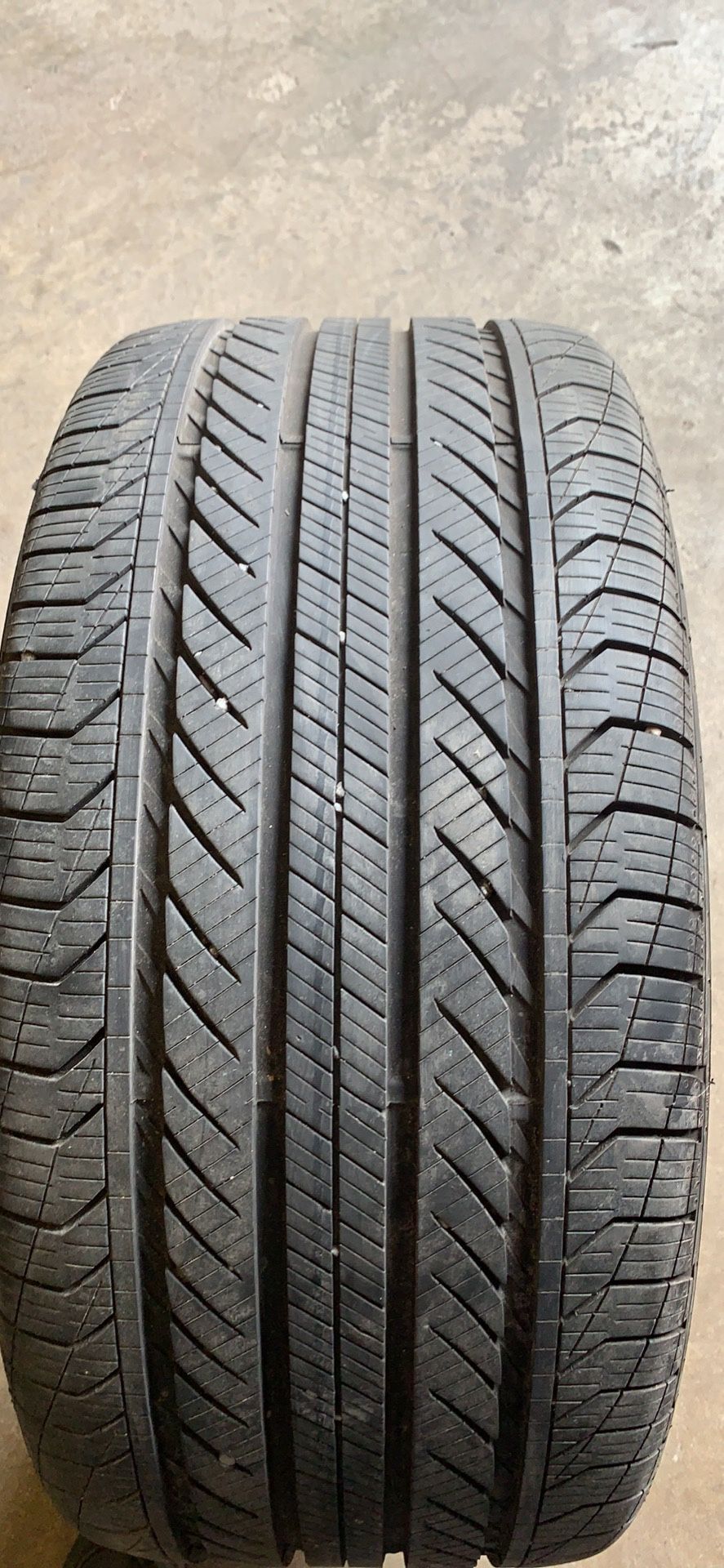 1.RUN FLAT TIRE P275/40R19.$80