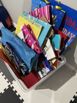 100 Gift Bags HUGE LOT