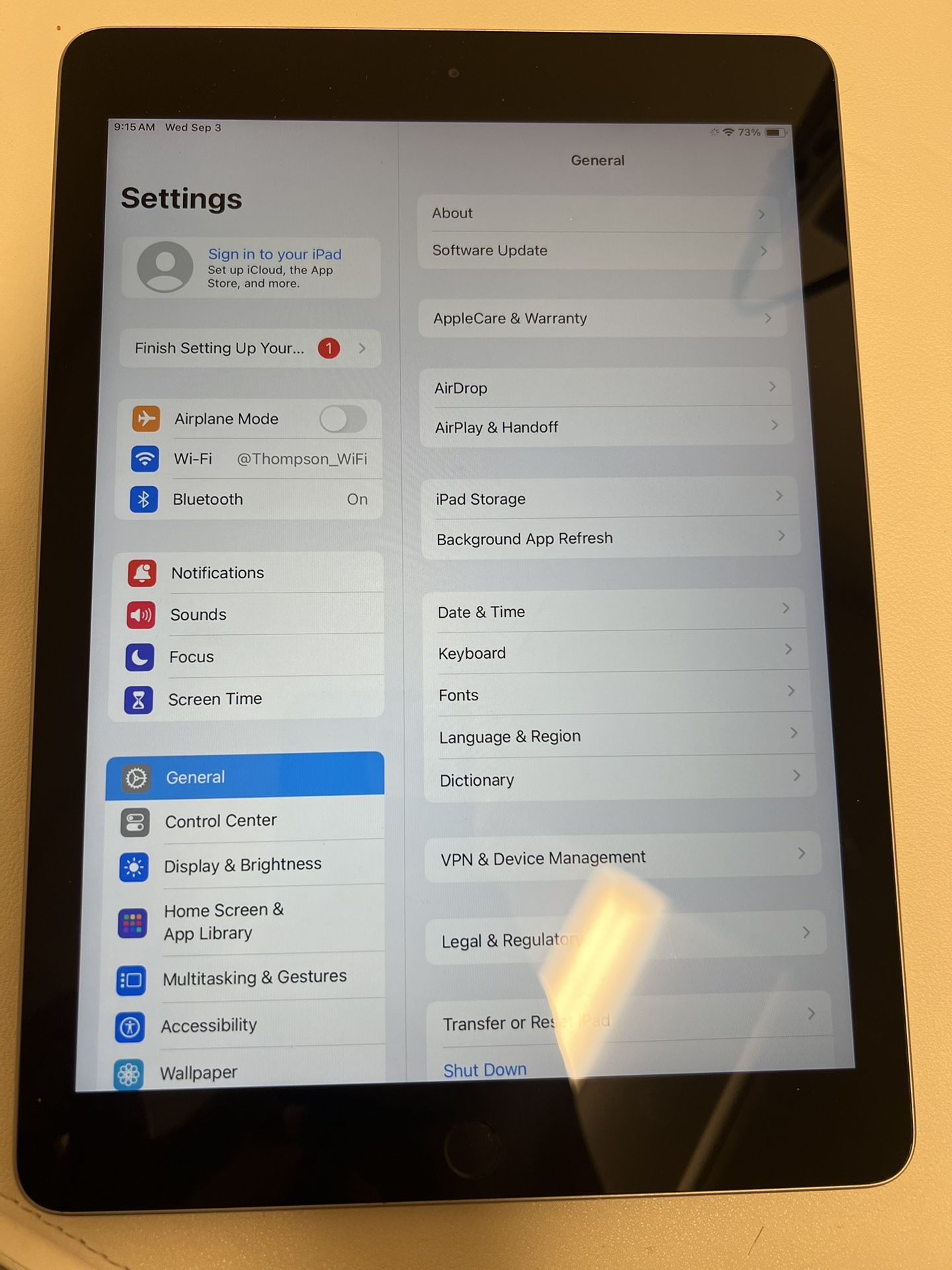 iPad 6th Generation / 32gb / Space Gray - OEM lightning cable