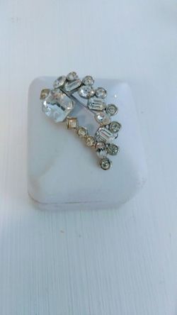 Vintage brooch white rinestones