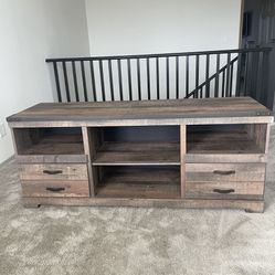 Ashely’s Modern Wood Tv Stand