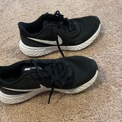 Nike Revolution Size 5.5 