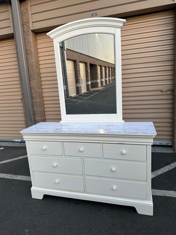 Dresser with mirror (stanley)/ tocador con espejo