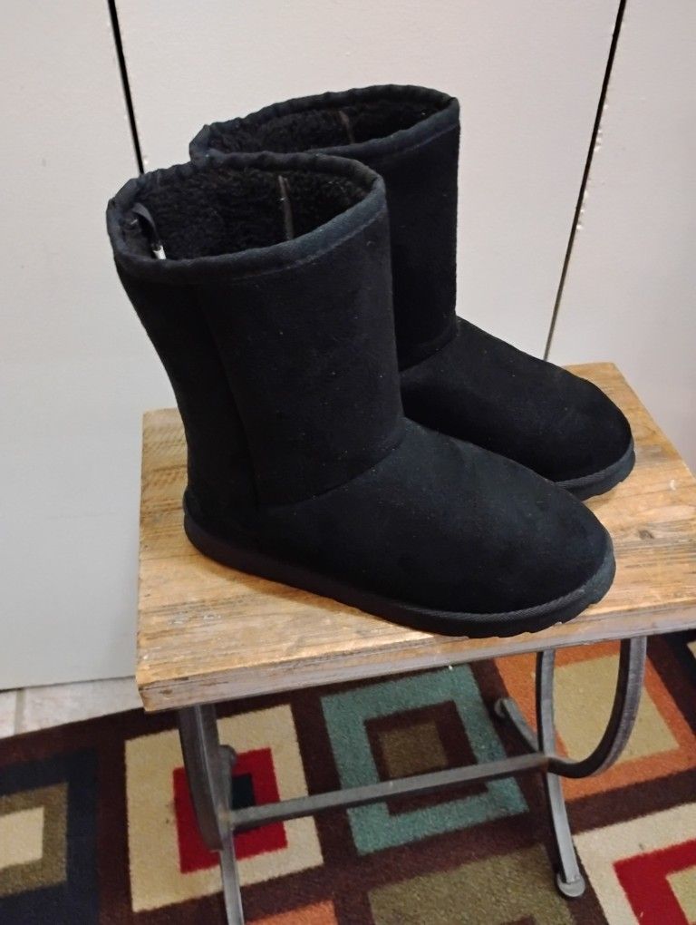 Nice Warm Women's Black Boots Size (7-8) More Like A Size (8) Located In Reedley 