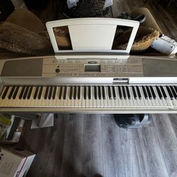 YAMAHA PortableGrand DGX 500