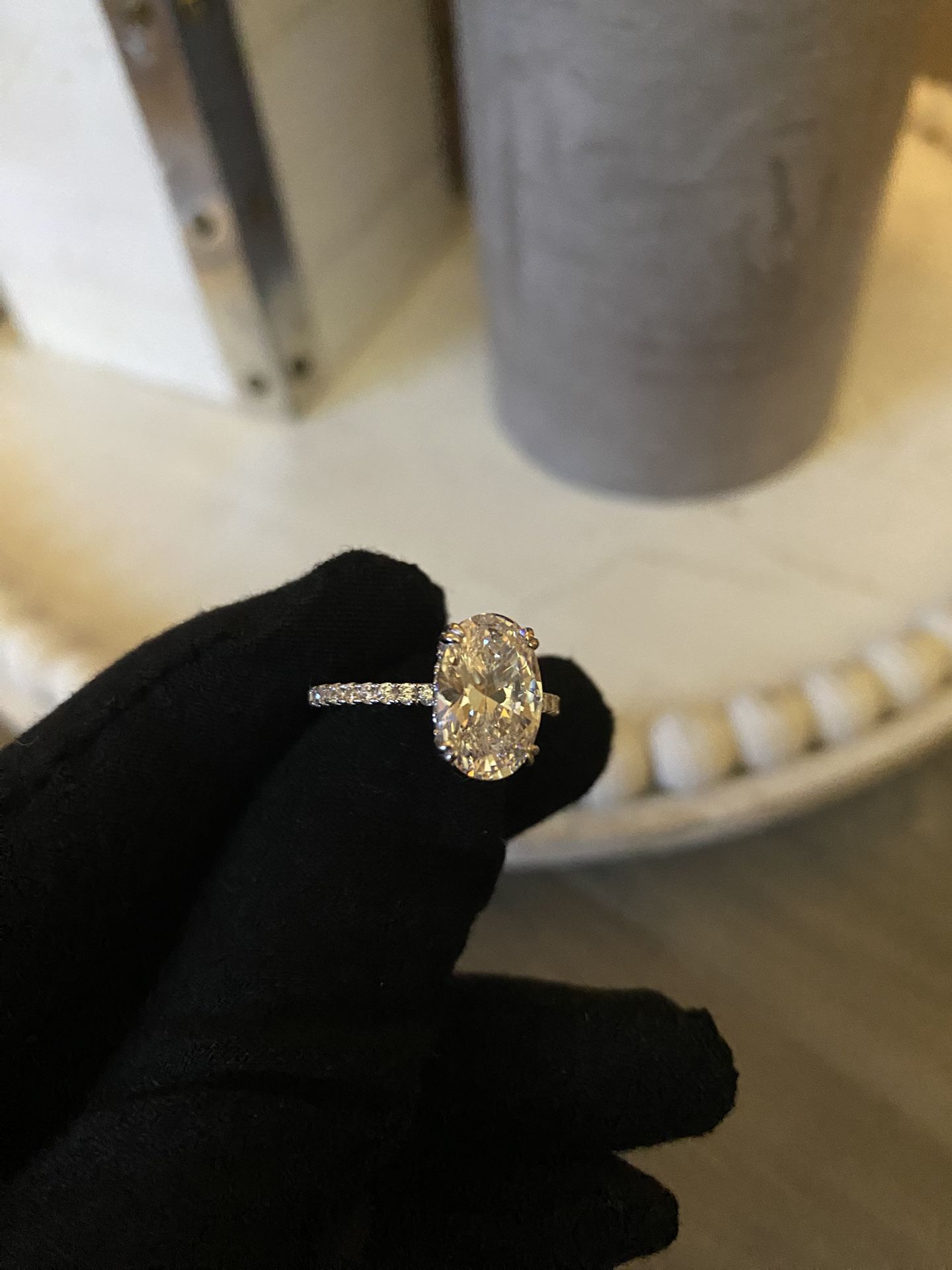 Oval engagement ring