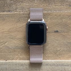 APPLE WATCH SERIES 4 Stainless Steel with Milanese Loop Band