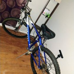 Giant Boulder SE mountain Bike- 14” Cro-Mo Frame- 26” Wheels- Front suspension