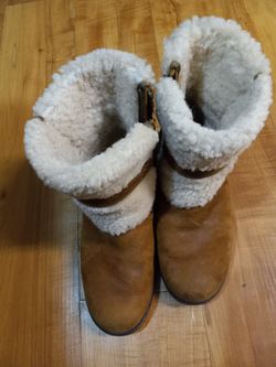 UGG