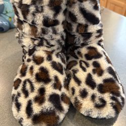 New Women’s Muk LUKS Boot Slippers Size Medium 7/8