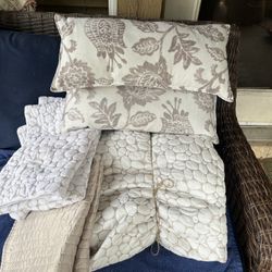 King Bed Comforter, 2 Shams, 2 Decorative Pillows 