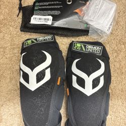 NEW Demon United Knee Pad V3 Size M