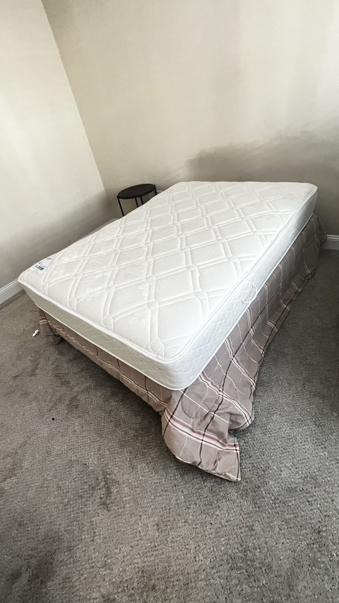 Queen bed set, mattress, box and frame