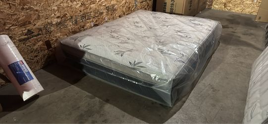 Queen size pillow top mattress new