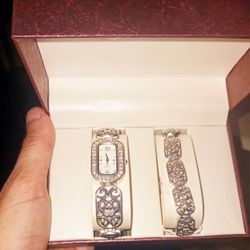 Women's Quartz watch & bracelet set Brand New