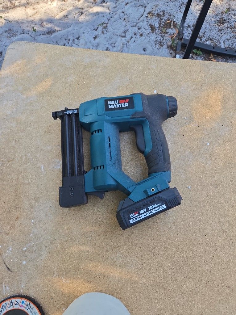 BRAND NEW NEU MASTER CORDLESS NAIL GUN WITH A 20V MAX BATTERY AN CHARGER