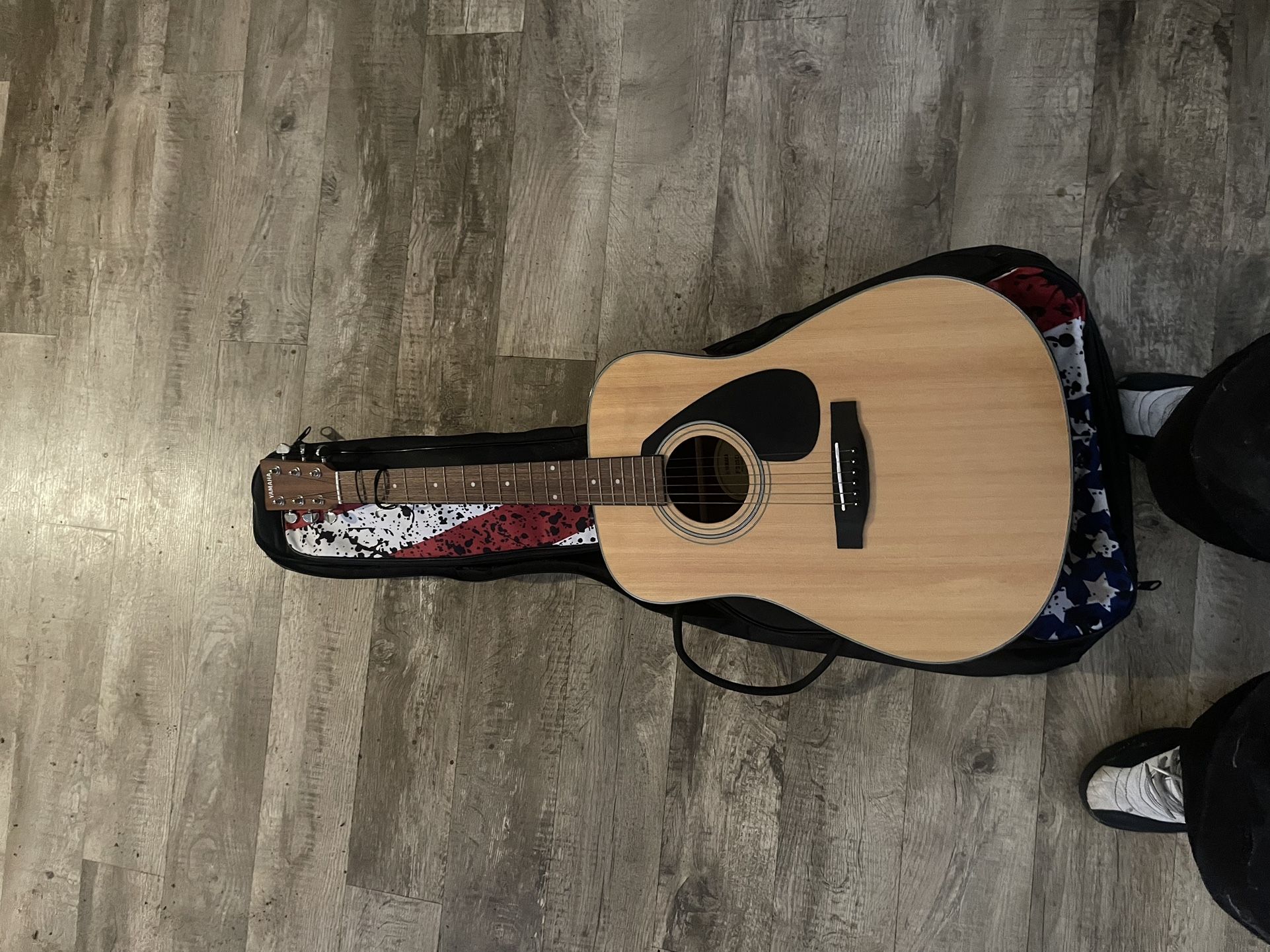 Yamaha f325D Acoustic Guitar W/case And Picks