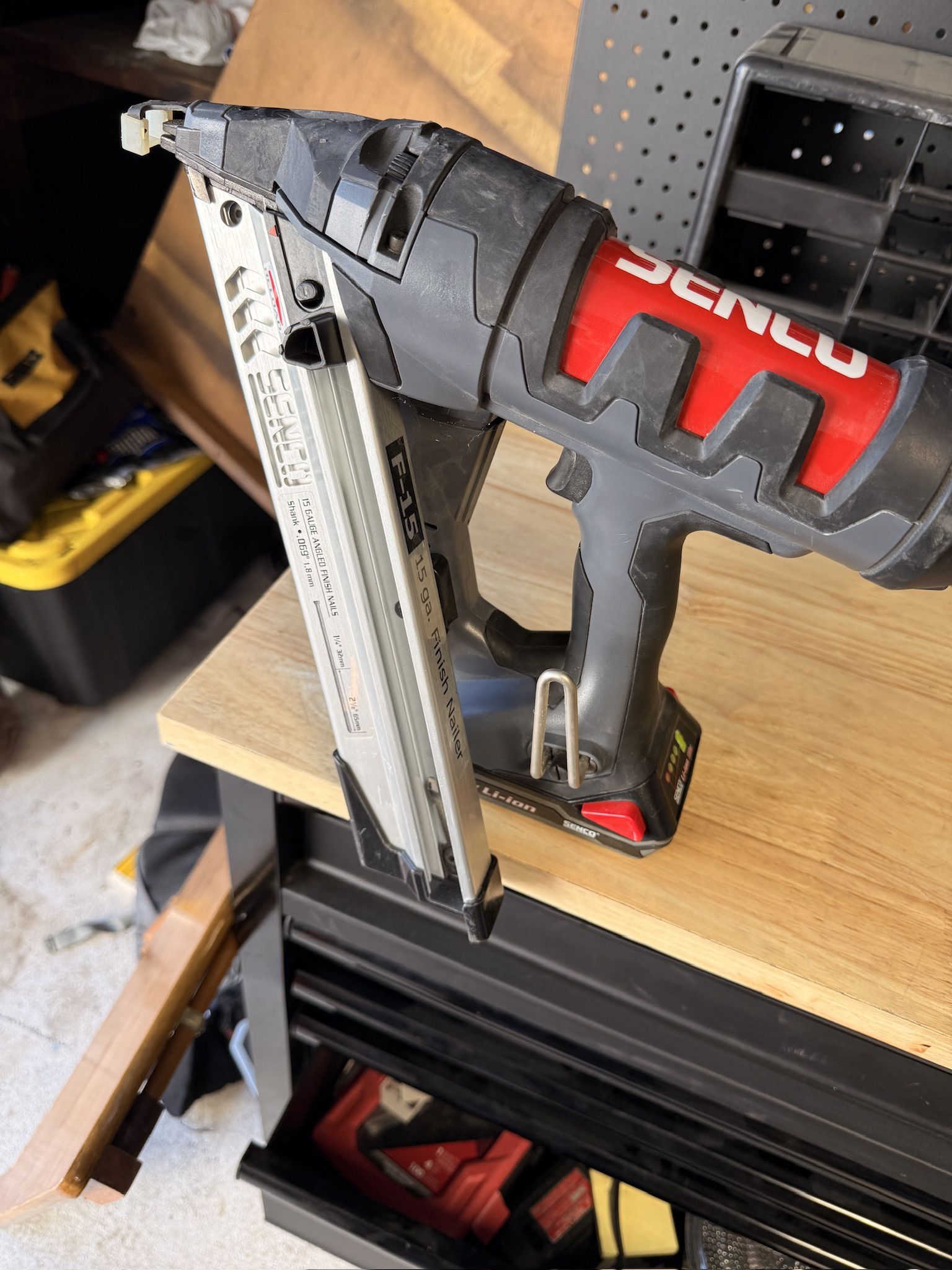 Senco Cordless 15 Gauge Angeled Finish Nailer