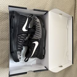 KD 9 Black and White Size 10.5 Mens