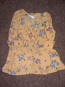 Estoy vendiendo esta blusa esta nuevo