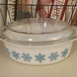 1 1/2 Quart PYREX Casserole Turquoise Snowflake White With Lid