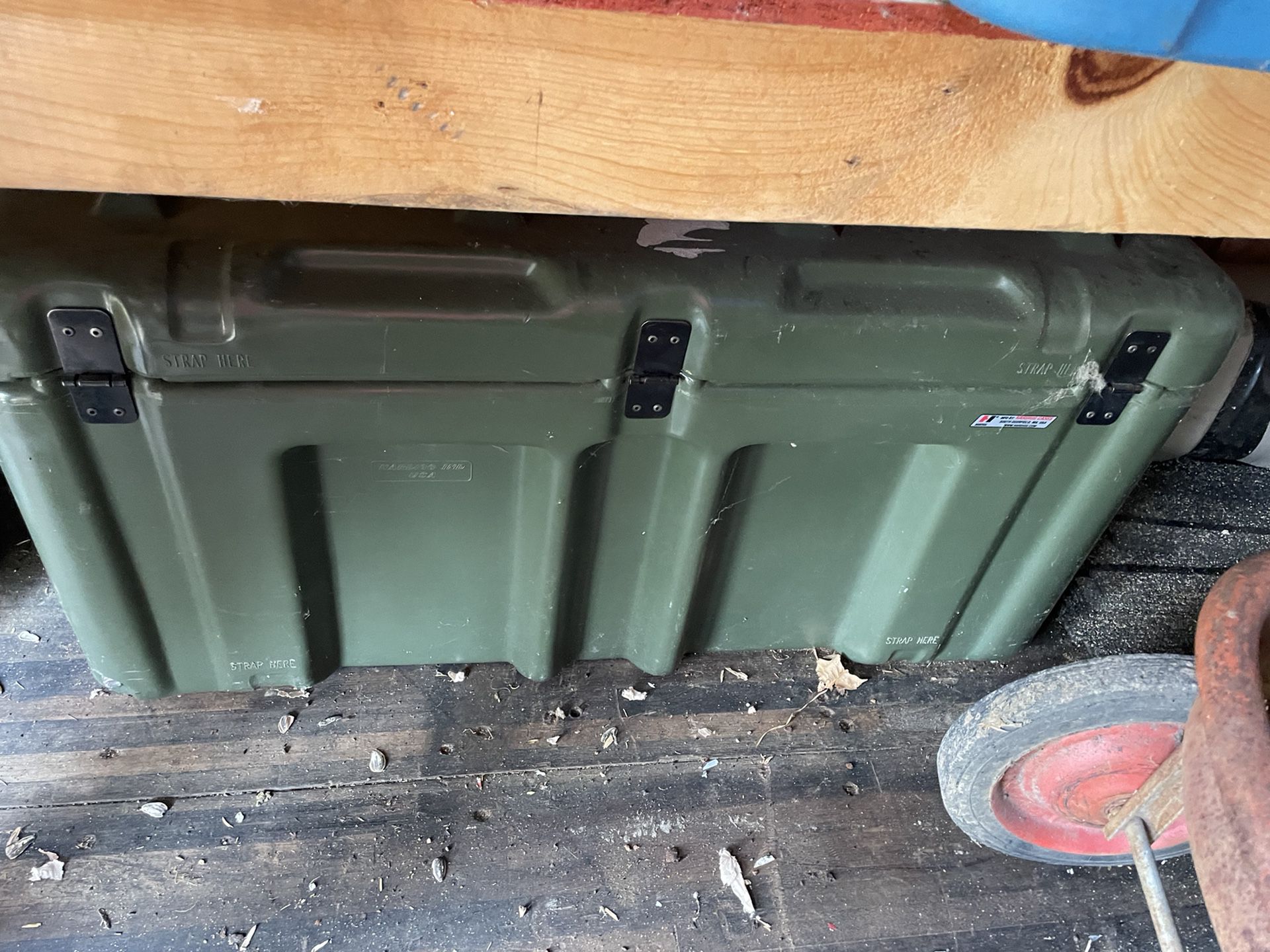 Foot locker/Storage Box. Military? 64x11x13 Metal hinges, edges and clip  on front. Yellow marking on top and yellow letter on end. Can't identify  the markings. : r/whatisthisthing