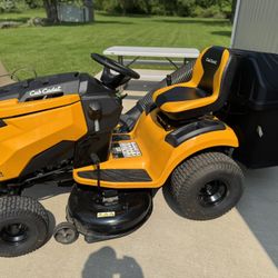 Cub Cadet Riding Mower W/Bagger (Like. New))