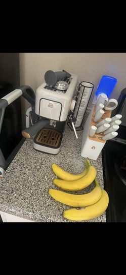 Beautiful Brand Expresso Machine & Cups