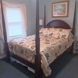 Queen Poster bed with Dresser