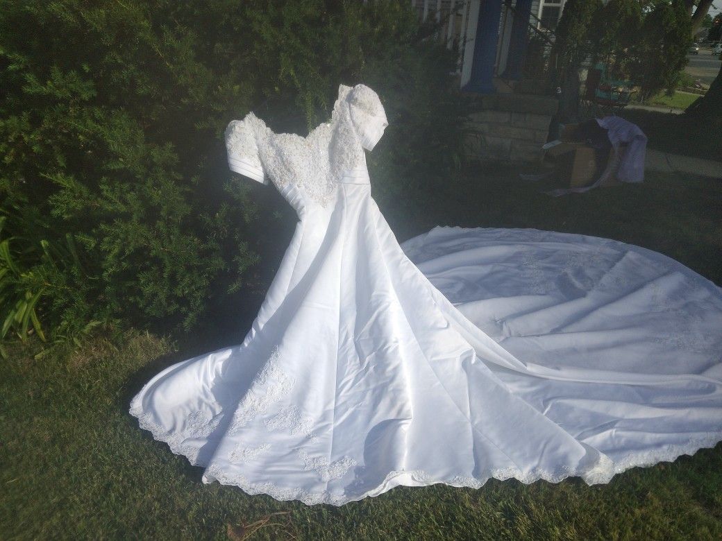 BEAUTIFUL.  WEDDING. DRESS.   SIZE.   6.   75. DOLLARS