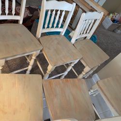Solid wooden table 6 tables, plus leaf.