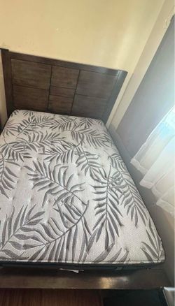 🛏️ Cama King de Madera Sólida – Excelente Estado, Lista para Usarse