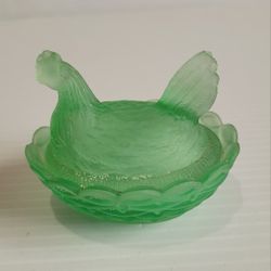 VINTAGE 2 1/2"Jadeite Glass HEN ON NEST SALT CELLAR, DIP, DISH .