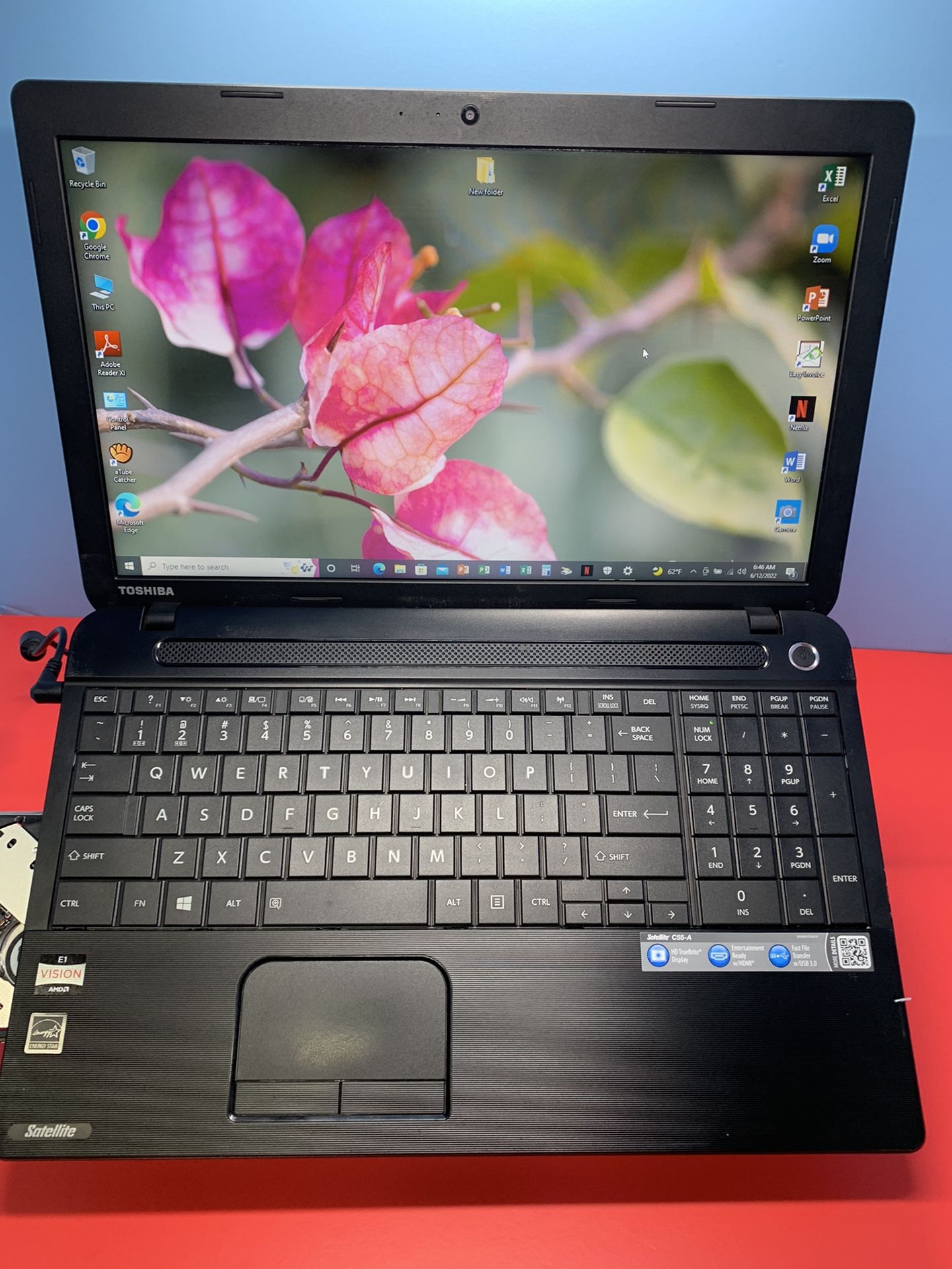 ..TOSHIBA SATÉLITE . .C55D-A….250 GB GB…..8.0 RAM . READY FOR CLASSES ON LINE OR WORK FROM HOME