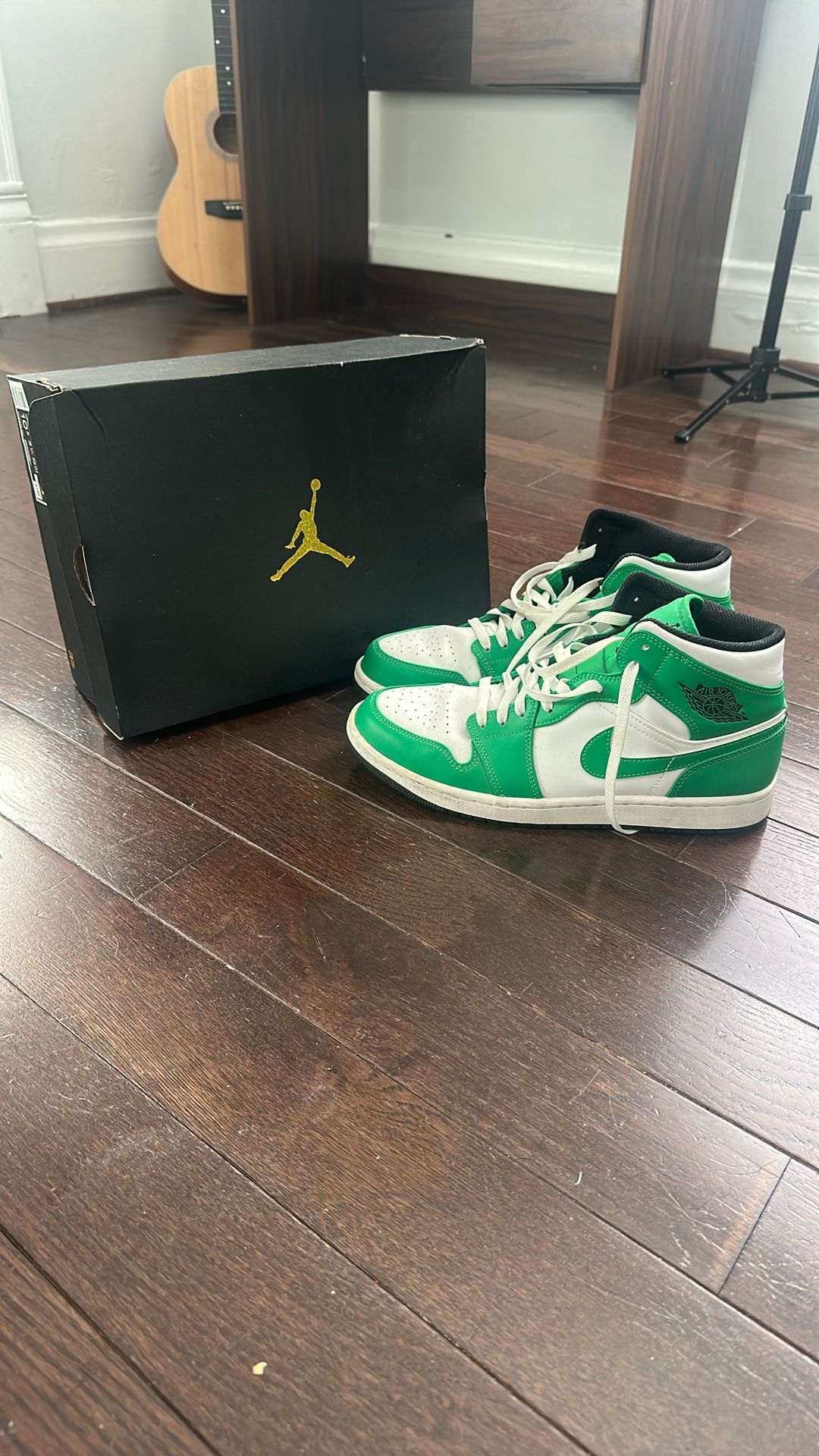 Air Jordan 1 MID (LUCKY GREEN)