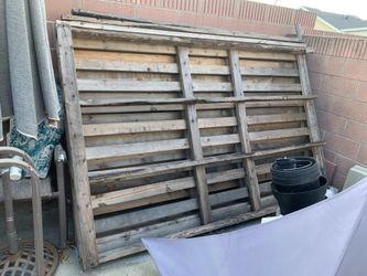 Pallets and  lawn table 12 chairs