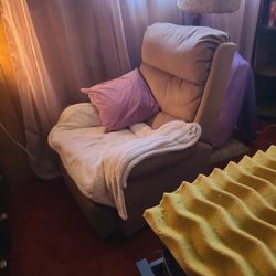 Comfy Recliner. Needs Cleaned. 