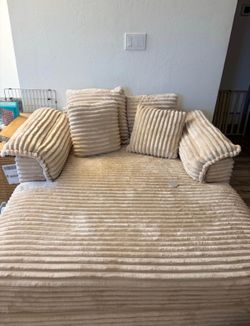 Crème Loveseat Couch