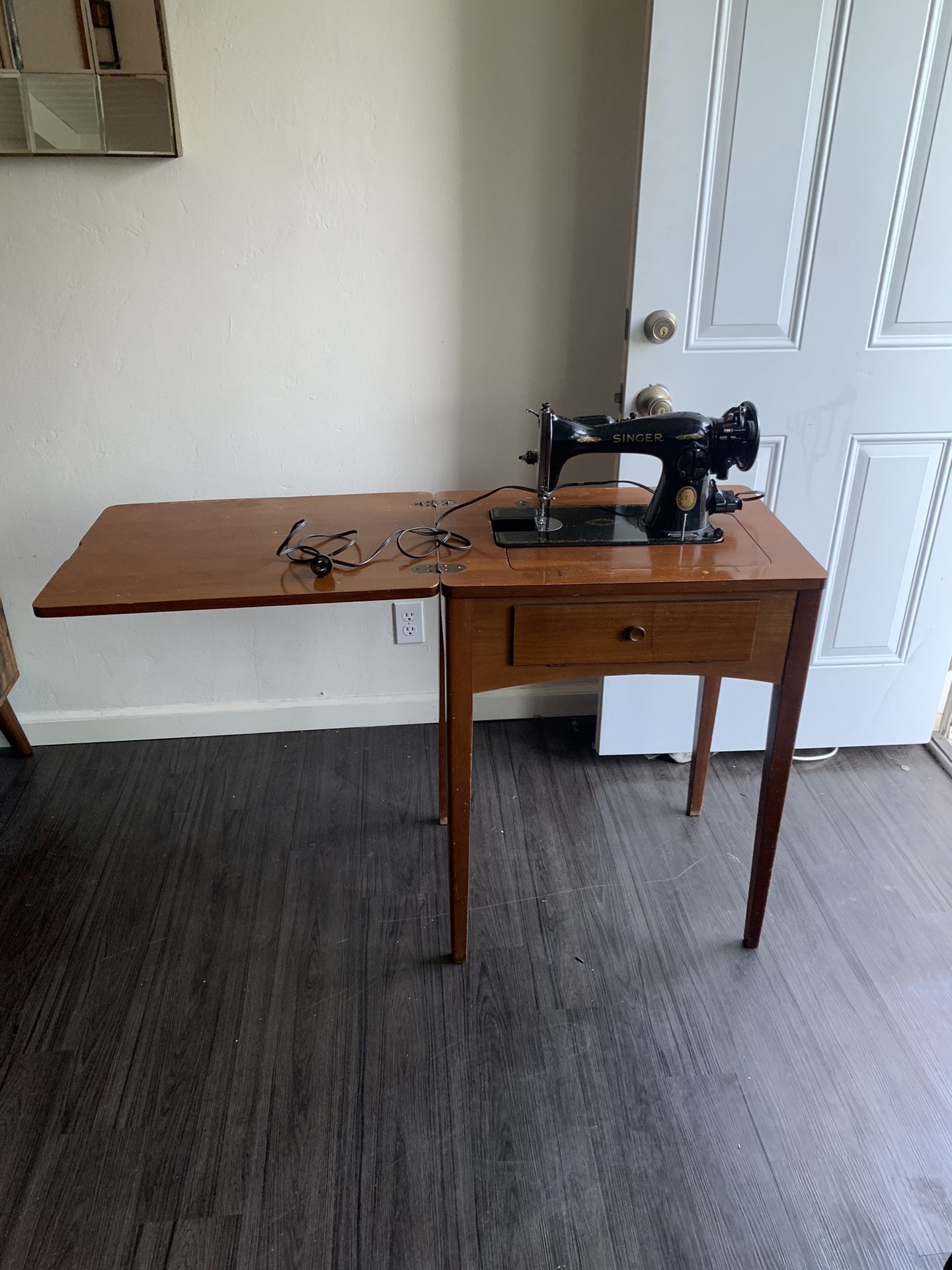 Singer Fold Side Table Wood Sewing Machine Mid Century Modern MCM 40’s 50’s Working