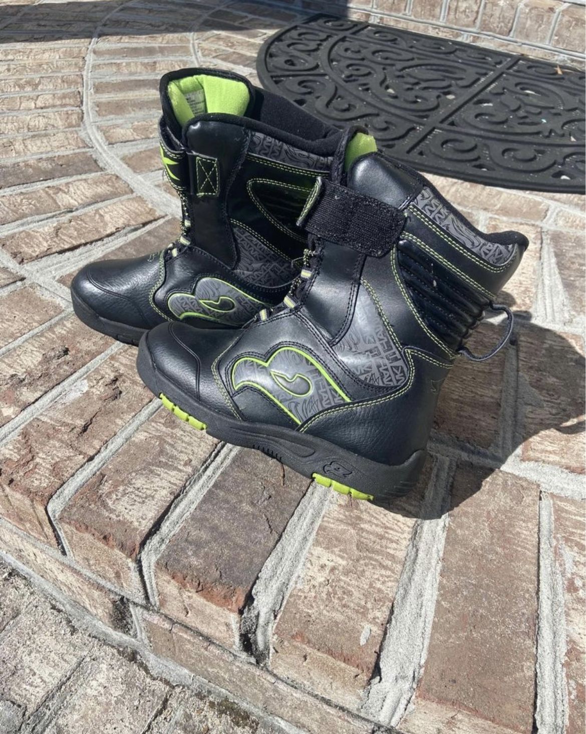 Boys Size 4 Tony Hawk Snow/Rain Boots. Like new