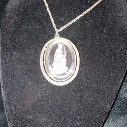 Vintage Avon Silver Tone Necklace And Pendant 