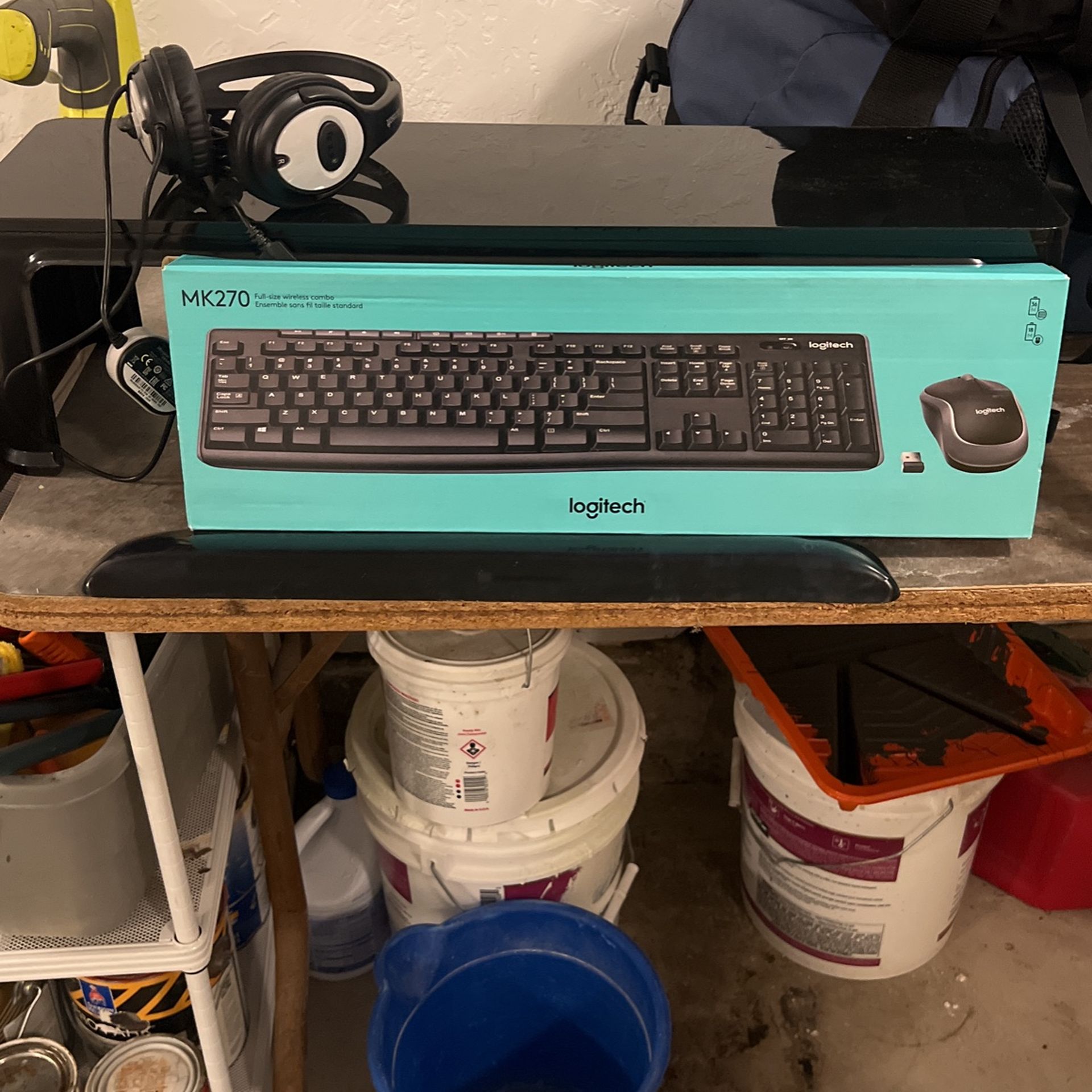 Bundle Wireless Keyboard/ Mouse Monitor Stand, Talk