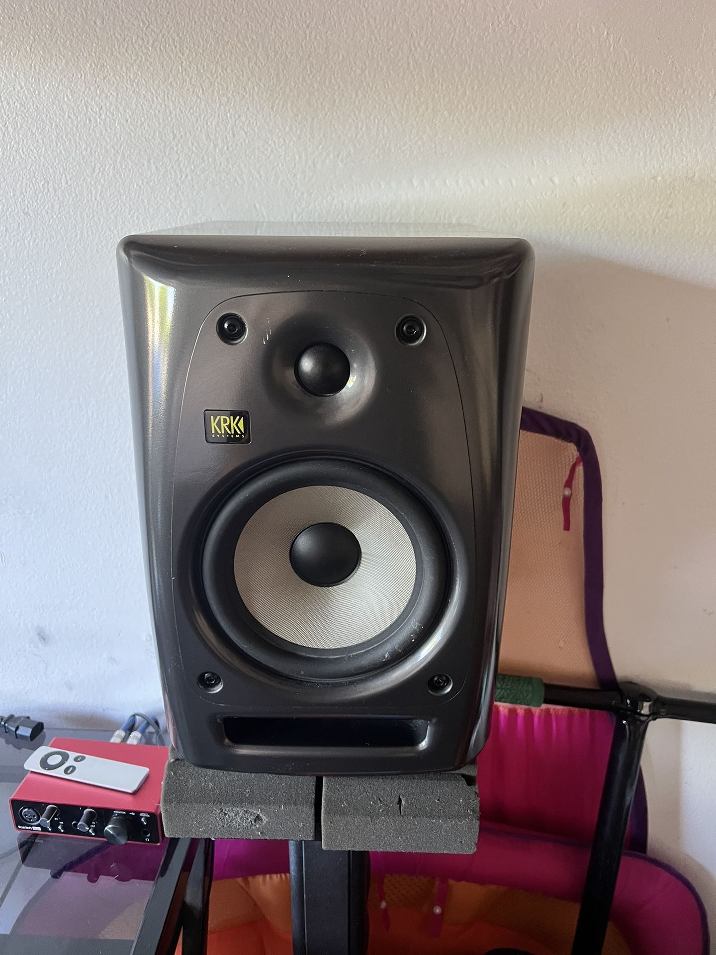 2 Krk 6s Speakers With Stands