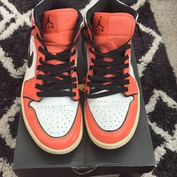 Jordan 1 Mid (Size 9.5)