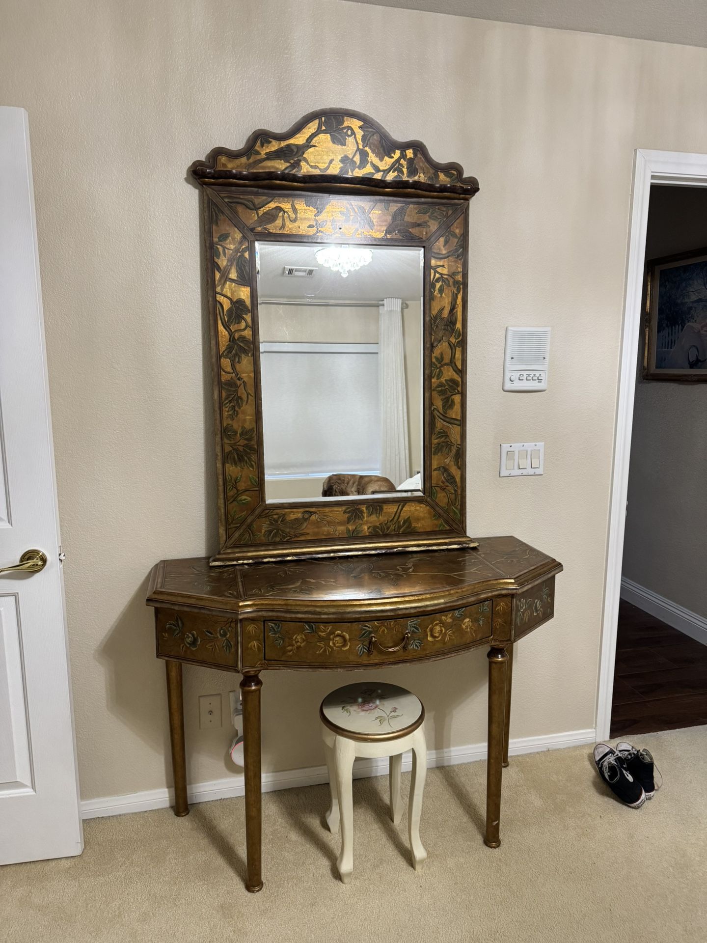 Vintage Vanity – Elegant Design, Solid Wood, Excellent Condition