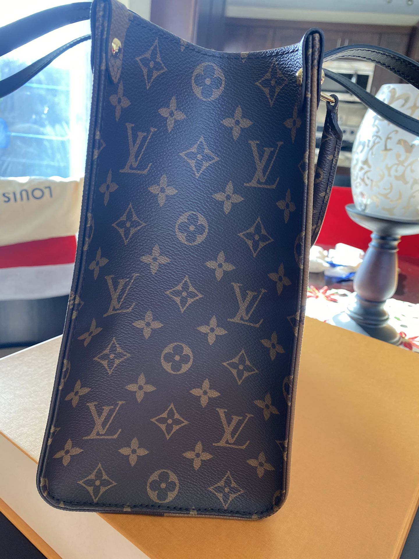 AUTHENTIC, BRAND NEW, NEVER USED, LOUIS VUITTON KIMONO MM MING NOIR, CALF  SKIN PURSE for Sale in Crum Lynne, PA - OfferUp