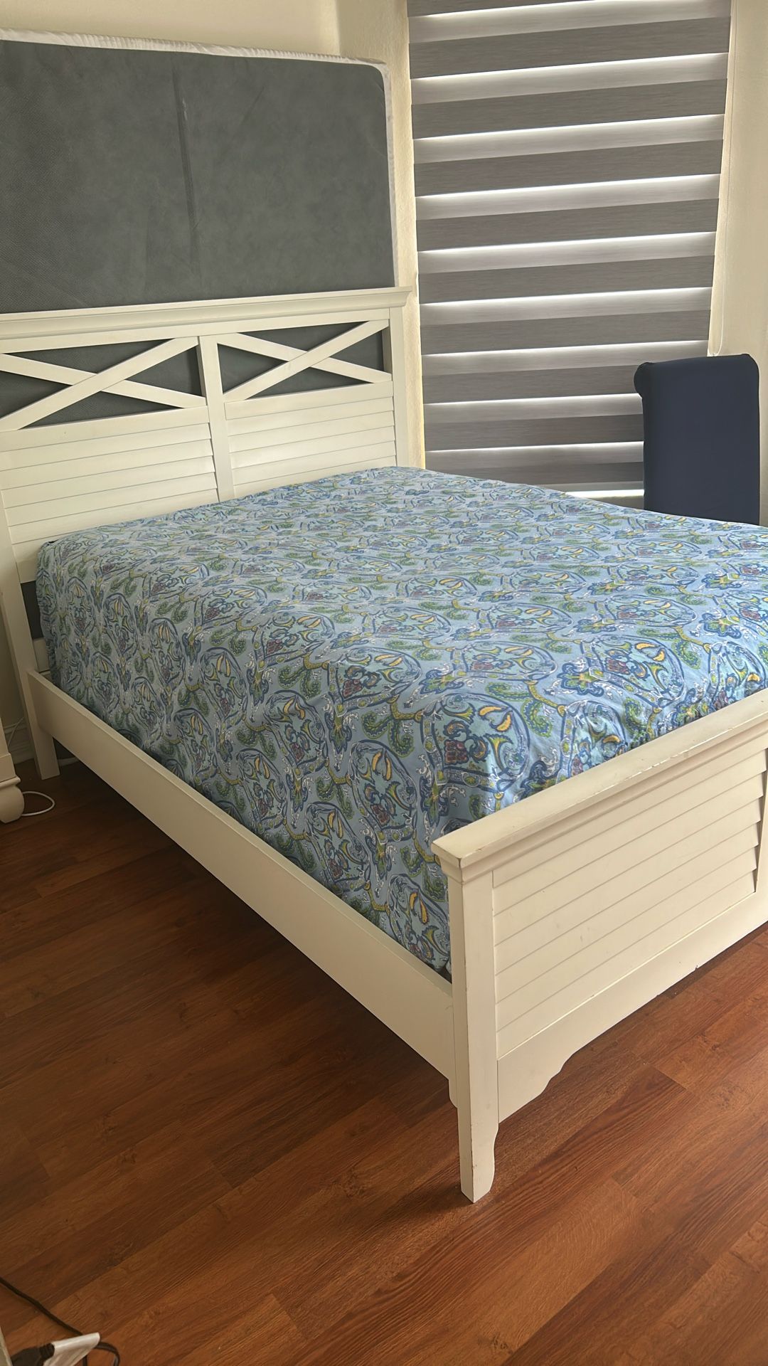 Bedroom Set- Full Bed, dresser, mirror. Juego Recamara: Gavetero, Cama, Espejo